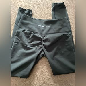 Alphalete amplify leggings in color charcoal